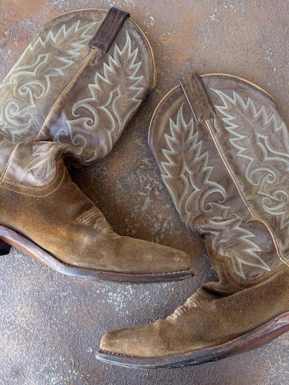 Men’s Dan post Brown leather cowboy boots with white embroidered designs sz 8.5